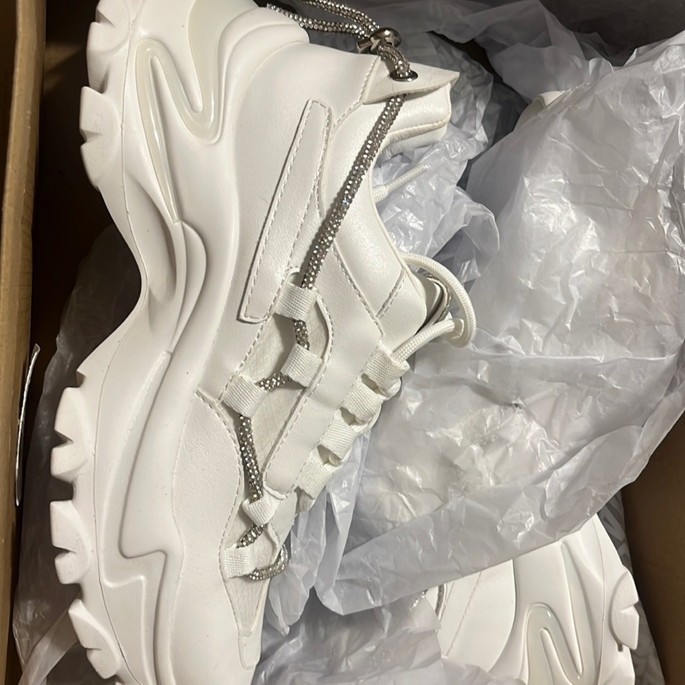 STEVE MADDEN MIRACLES WHITE TENNIS SHOES